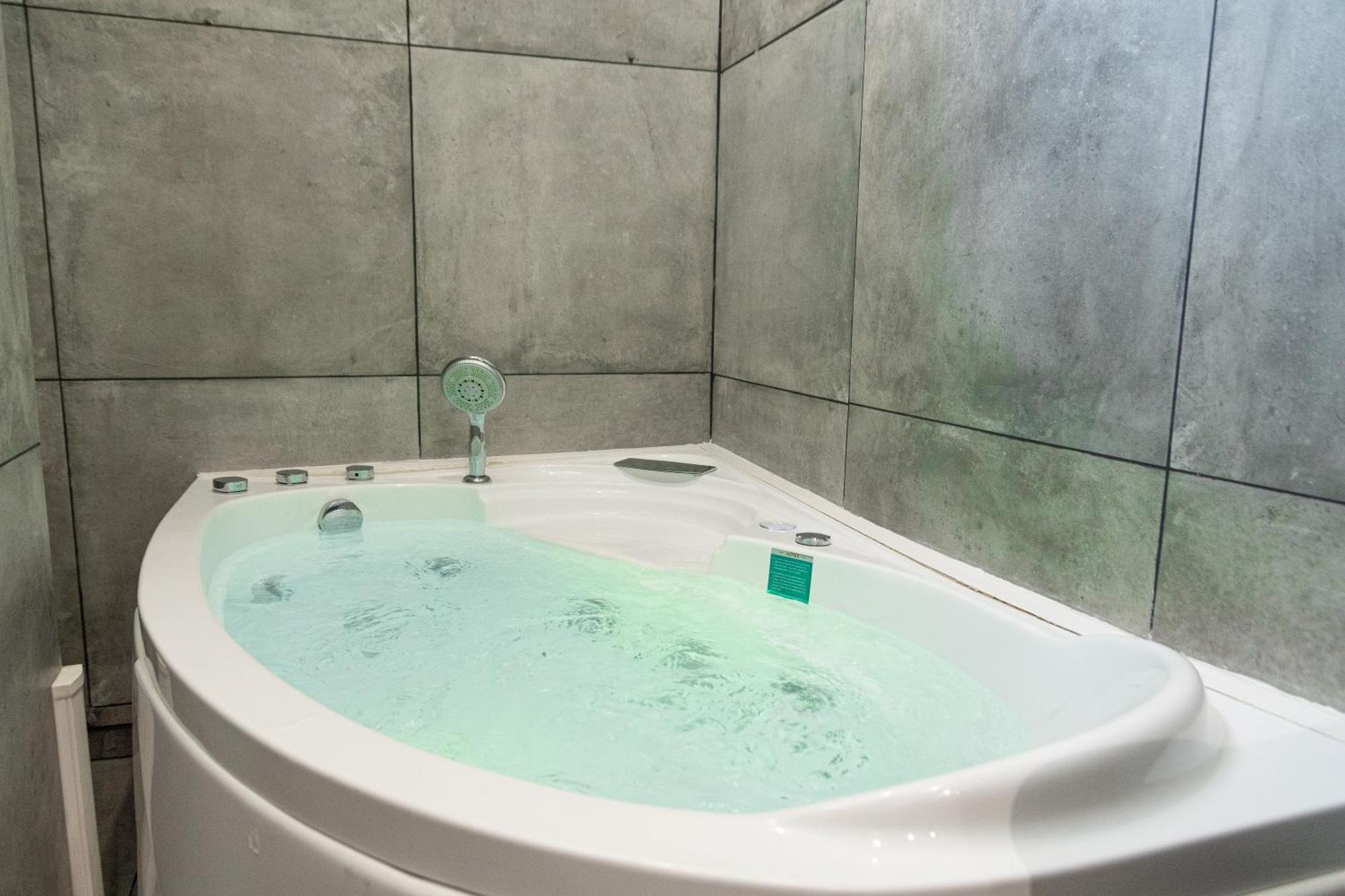 Lavie Maison Eiffel Ac Hot Tub Paris Exterior photo