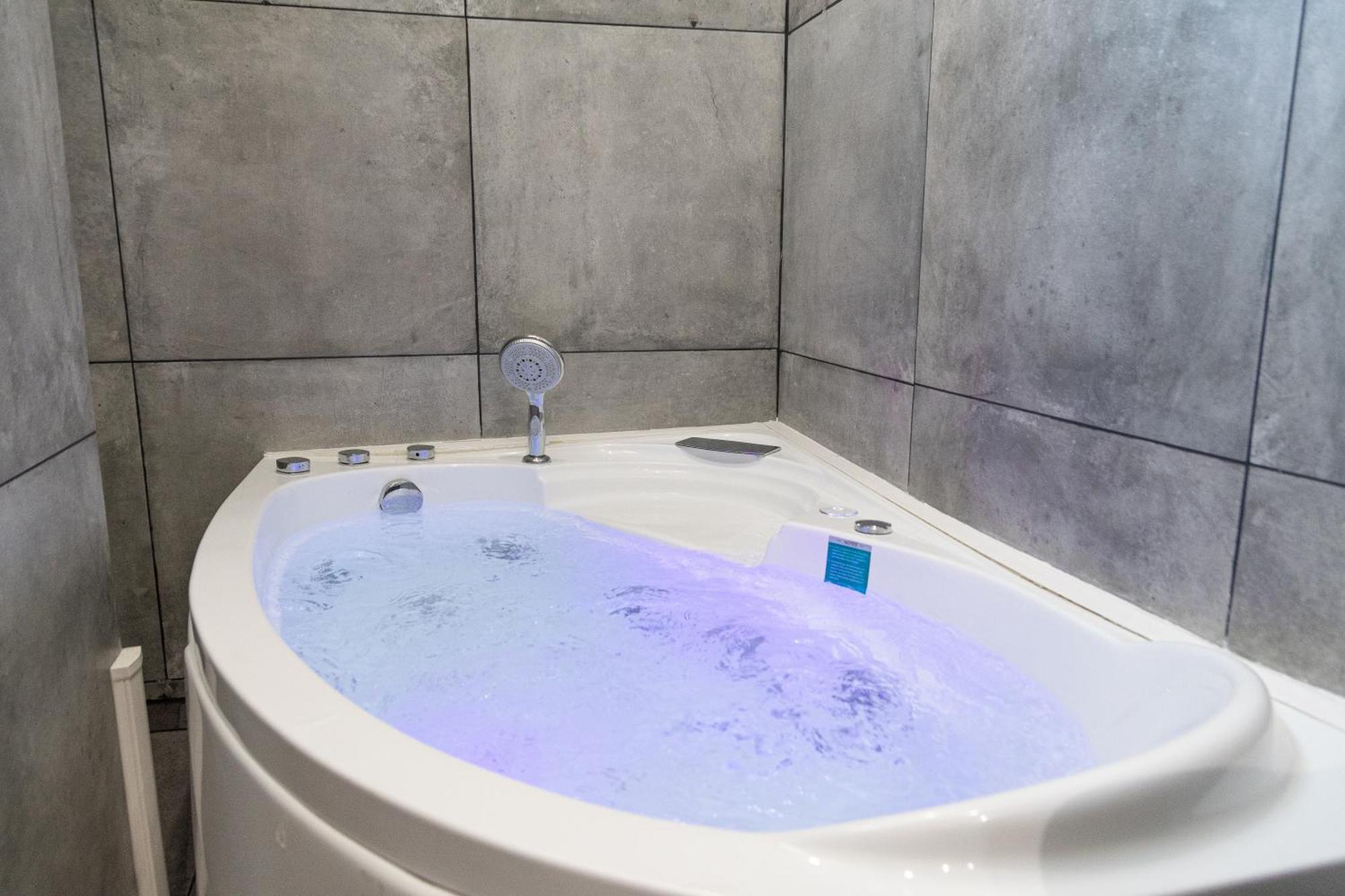 Lavie Maison Eiffel Ac Hot Tub Paris Exterior photo