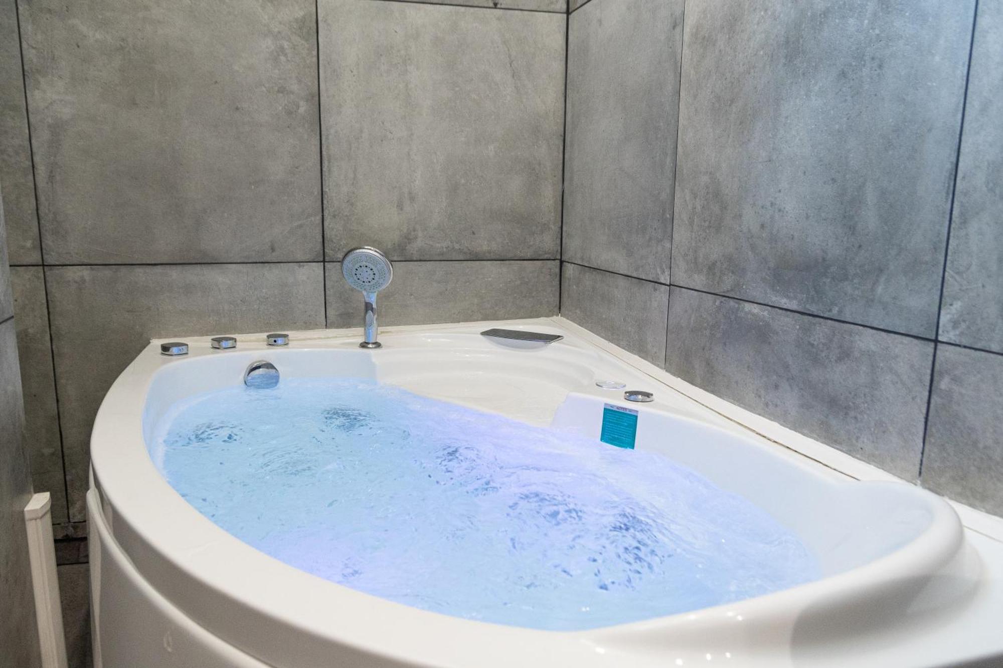 Lavie Maison Eiffel Ac Hot Tub Paris Exterior photo